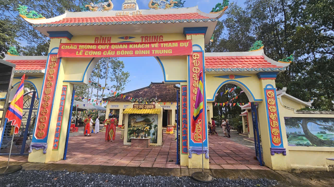 Di tích lịch sử Đình Trung (Đình Cẩm Long)