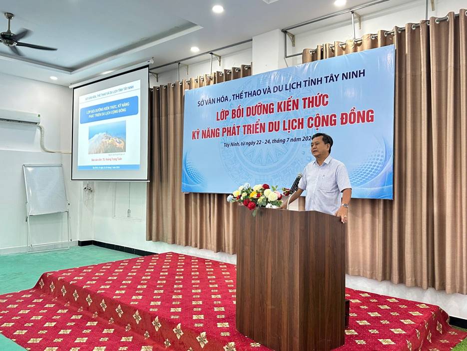 KHAI GIẢNG LỚP BỒI DƯỠNG KIẾN THỨC, KỸ NĂNG PHÁT TRIỂN DU LỊCH CỘNG ĐỒNG Nâng cao năng lực nguồn nhân lực, phát huy tiềm năng du lịch địa phương