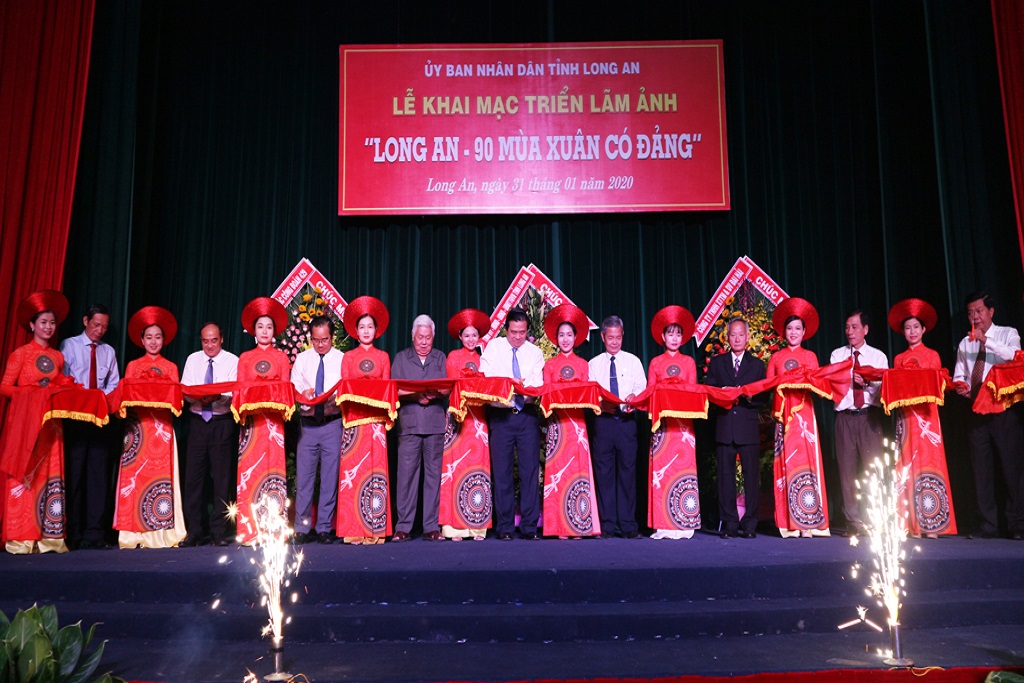 Khai mạc Triển lãm ảnh “Long An - 90 mùa xuân có Đảng”