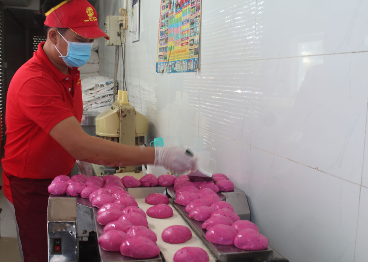 Tình ngườI trong từng chiếc bánh mang hương vị thanh long