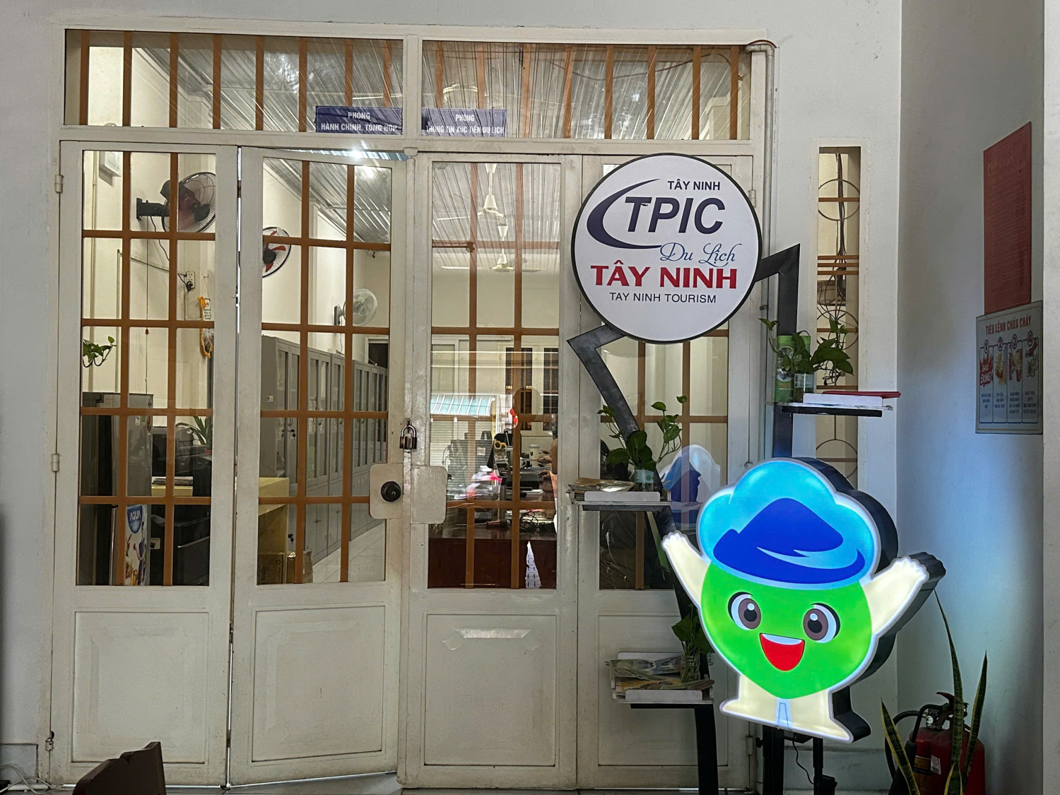 TRUNG TÂM XÚC TIẾN DU LỊCH TRƯNG BÀY BIỂU TƯỢNG VUI TÂY NINH THUỘC BỘ NHẬN DIỆN THƯƠNG HIỆU HÌNH ẢNH TỈNH TÂY NINH TẠI TRỤ SỞ